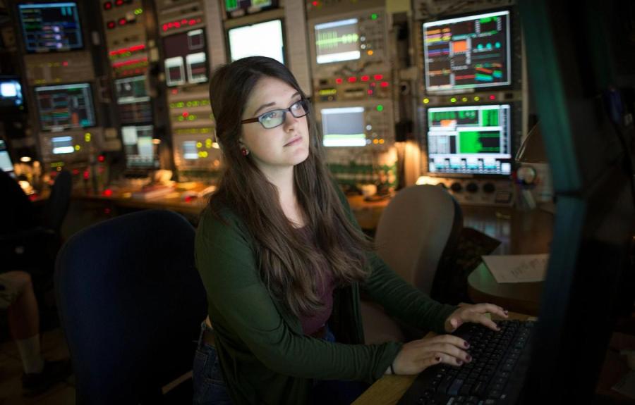 Naomi Gendler working at Wilson Lab with a lot of computer screens in the background.